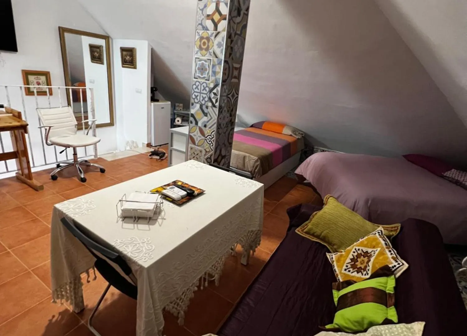 Quarto em Acomodações Particulares Buhardilla Andaluza Con Piscina Compartida Apartamento Bollullos de la Mitacion
